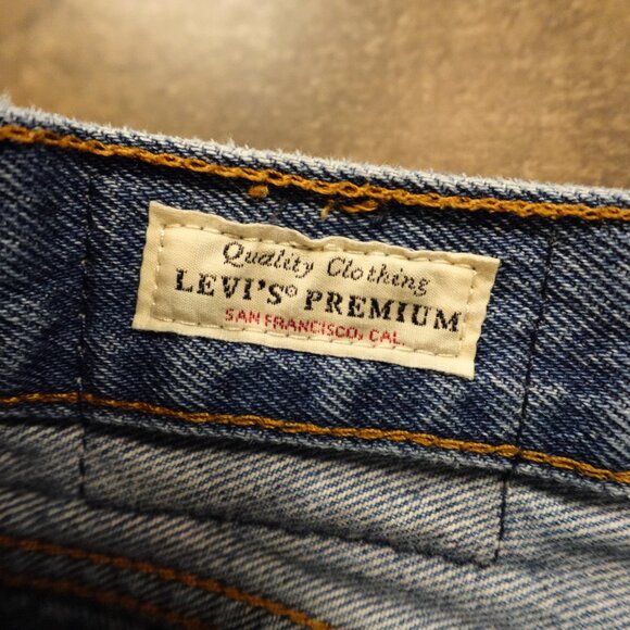 Levi’s 501 Premium Cutoff Denim Shorts Women’s W32 Medium Wash Raw Hem - Picture 3 of 13